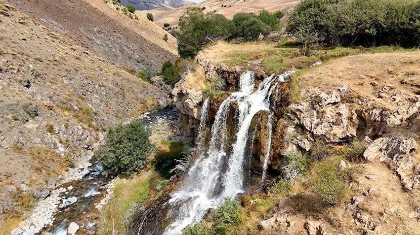 Erzincan'ın gizli cenneti keşfedilmeyi bekliyor! Dağ yolunun sonunda çıktı: 2 bin rakımdaki o şelaleyi gören hayran kalıyor