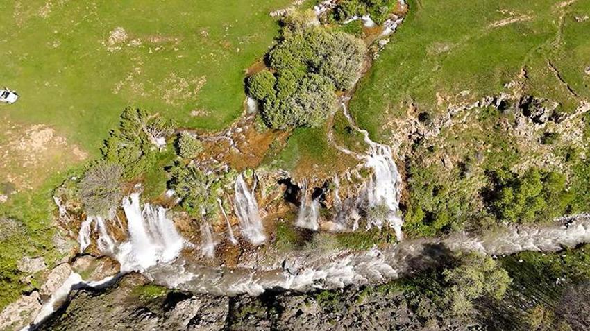 Erzincan'ın gizli cenneti keşfedilmeyi bekliyor! Dağ yolunun sonunda çıktı: 2 bin rakımdaki o şelaleyi gören hayran kalıyor