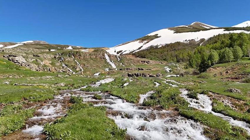 Erzincan'ın gizli cenneti keşfedilmeyi bekliyor! Dağ yolunun sonunda çıktı: 2 bin rakımdaki o şelaleyi gören hayran kalıyor