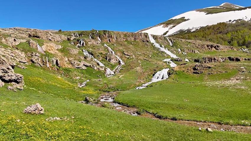 Erzincan'ın gizli cenneti keşfedilmeyi bekliyor! Dağ yolunun sonunda çıktı: 2 bin rakımdaki o şelaleyi gören hayran kalıyor