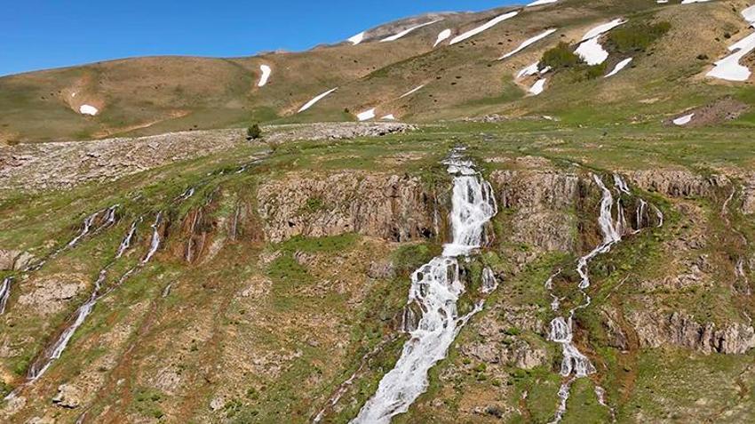 Erzincan'ın gizli cenneti keşfedilmeyi bekliyor! Dağ yolunun sonunda çıktı: 2 bin rakımdaki o şelaleyi gören hayran kalıyor