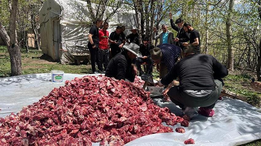 Hakkari'de 120 kurbanlık aynı anda kesildi: 265 hanenin tamamına dağıtıldı!