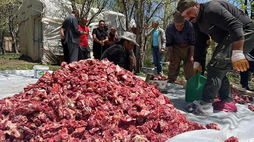 Hakkari'de 120 kurbanlık aynı anda kesildi: 265 hanenin tamamına dağıtıldı!