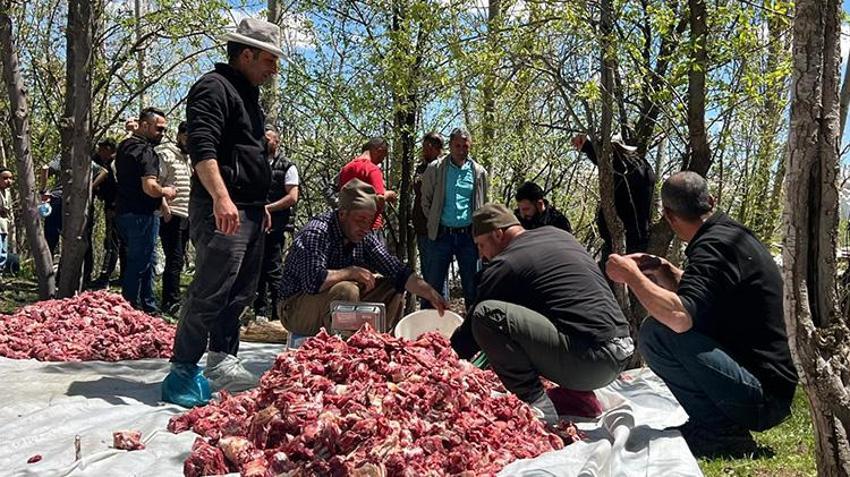 Hakkari'de 120 kurbanlık aynı anda kesildi: 265 hanenin tamamına dağıtıldı!