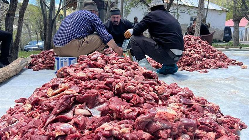 Hakkari'de 120 kurbanlık aynı anda kesildi: 265 hanenin tamamına dağıtıldı!