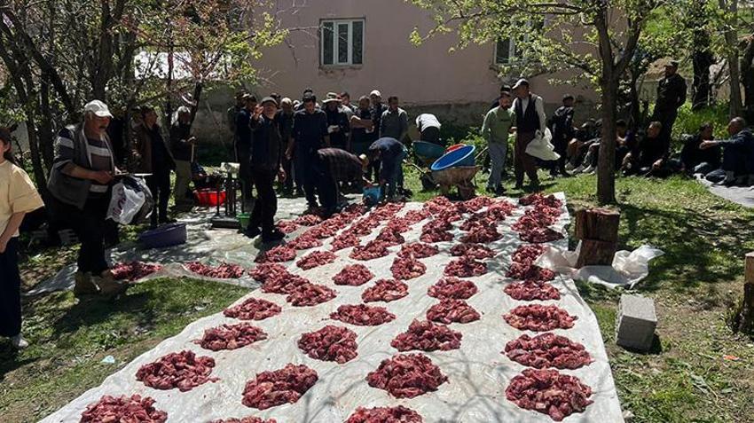 Hakkari'de 120 kurbanlık aynı anda kesildi: 265 hanenin tamamına dağıtıldı!