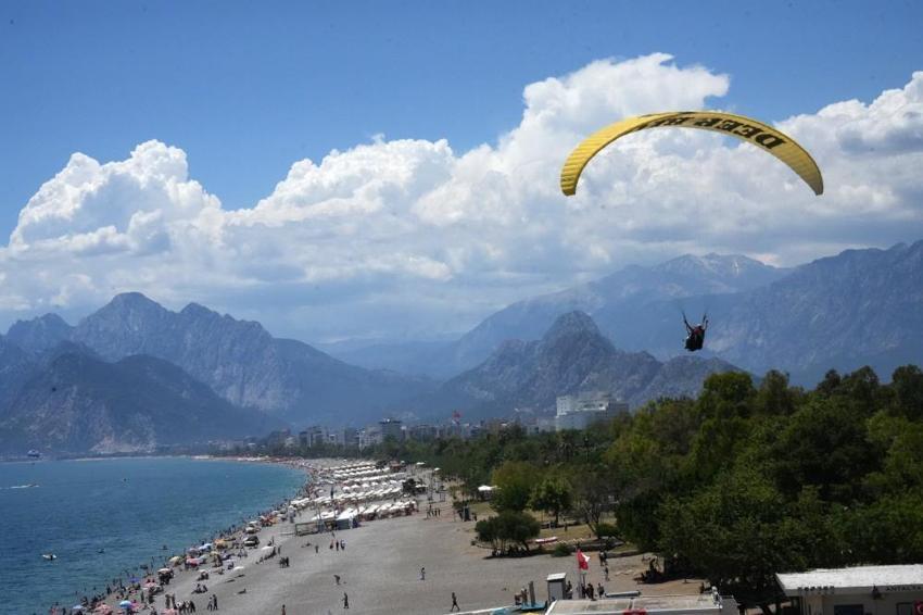 Antalya’da Bayram coşkusu erken başladı: Termometreler 27'yi gösterdi, dünyaca ünlü sahilde iğne atsan yere düşmüyor