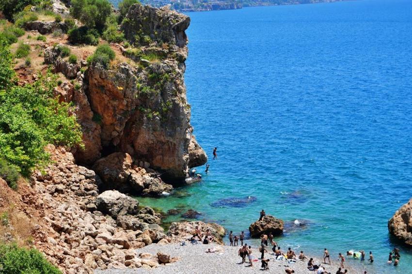 Antalya’da Bayram coşkusu erken başladı: Termometreler 27'yi gösterdi, dünyaca ünlü sahilde iğne atsan yere düşmüyor