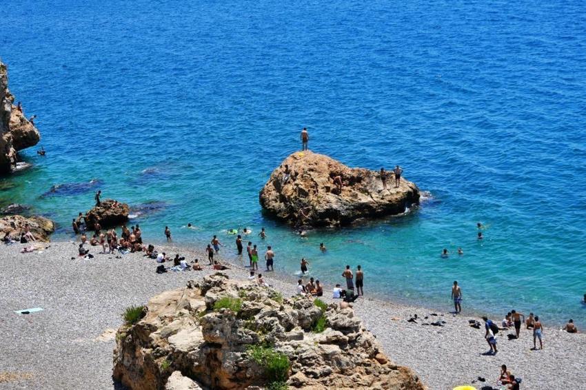 Antalya’da Bayram coşkusu erken başladı: Termometreler 27'yi gösterdi, dünyaca ünlü sahilde iğne atsan yere düşmüyor