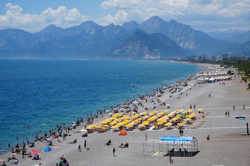 Antalya’da Bayram coşkusu erken başladı: Termometreler 27'yi gösterdi, dünyaca ünlü sahilde iğne atsan yere düşmüyor