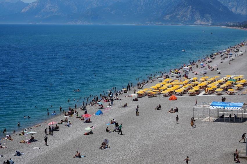 Antalya’da Bayram coşkusu erken başladı: Termometreler 27'yi gösterdi, dünyaca ünlü sahilde iğne atsan yere düşmüyor