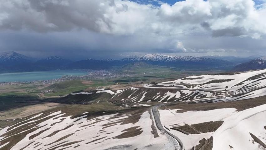 Nemrut’taki kar tünelleri şaşkına çevirdi! Herkes oraya akın etti: Devasa koridorların içinden geçiyorlar!