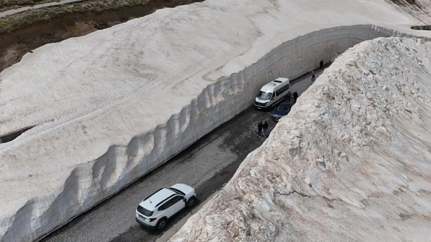 Nemrut’taki kar tünelleri şaşkına çevirdi! Herkes oraya akın etti: Devasa koridorların içinden geçiyorlar!