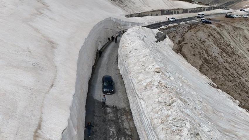 Nemrut’taki kar tünelleri şaşkına çevirdi! Herkes oraya akın etti: Devasa koridorların içinden geçiyorlar!