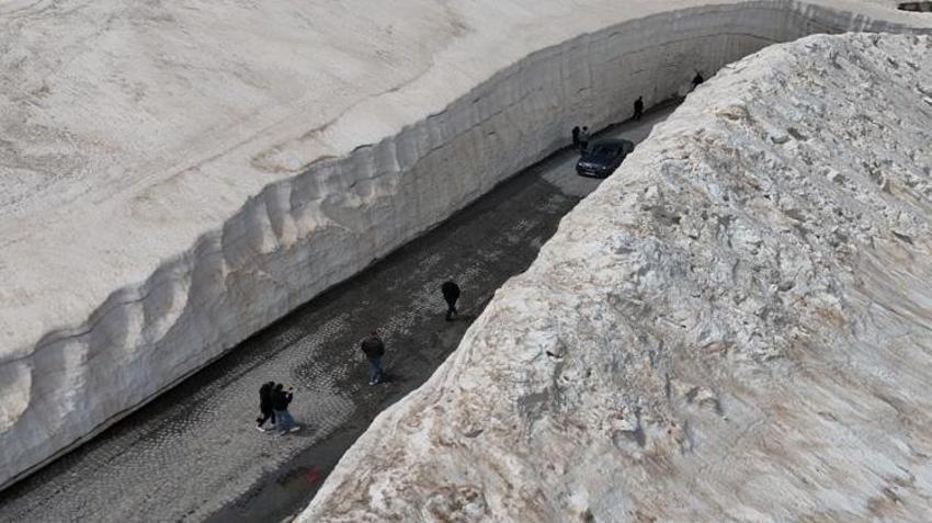 Nemrut’taki kar tünelleri şaşkına çevirdi! Herkes oraya akın etti: Devasa koridorların içinden geçiyorlar!