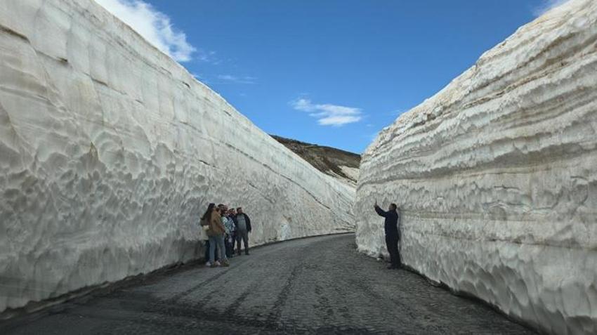 Nemrut’taki kar tünelleri şaşkına çevirdi! Herkes oraya akın etti: Devasa koridorların içinden geçiyorlar!