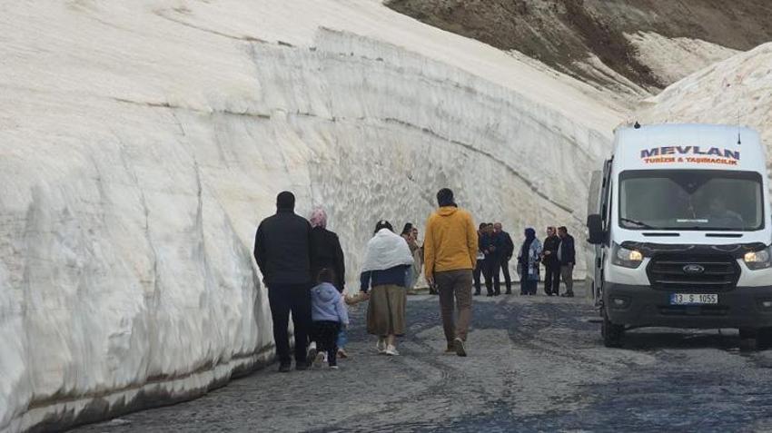 Nemrut’taki kar tünelleri şaşkına çevirdi! Herkes oraya akın etti: Devasa koridorların içinden geçiyorlar!
