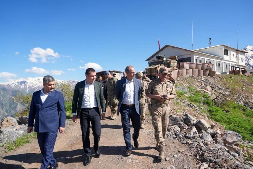 Hakkâri’de sınırın sıfır noktasındaki üs bölgesine bayram ziyareti