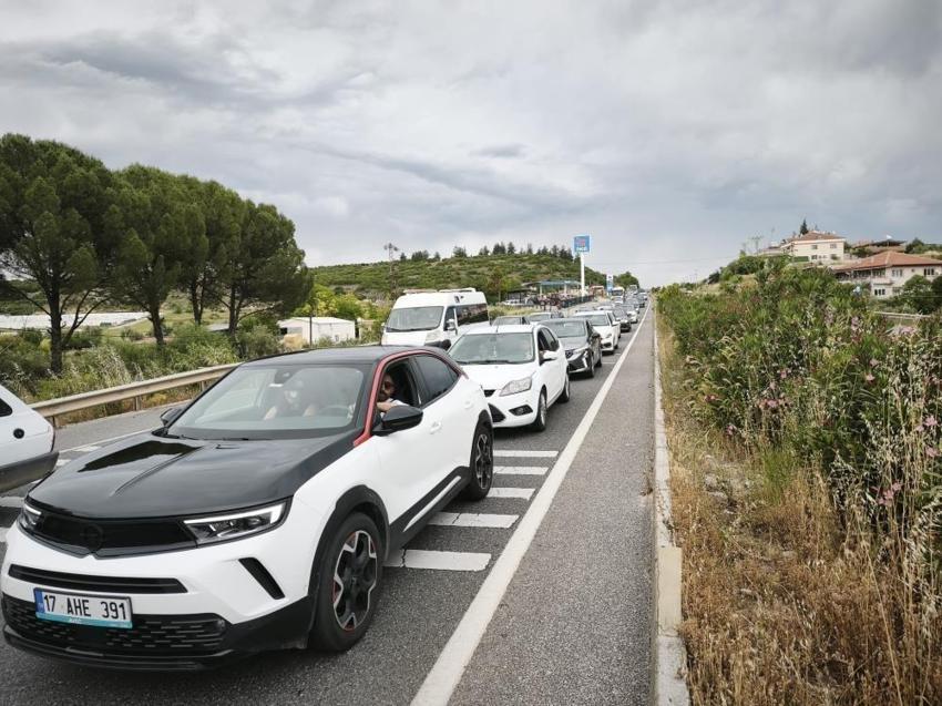 Muğla'da kuyruğun uzunluğu ölçüldü: Tatilciler akın edince ortaya çıktı