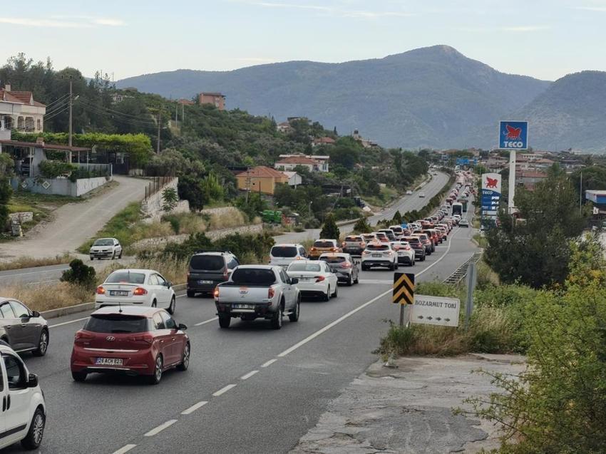 Muğla'da kuyruğun uzunluğu ölçüldü: Tatilciler akın edince ortaya çıktı