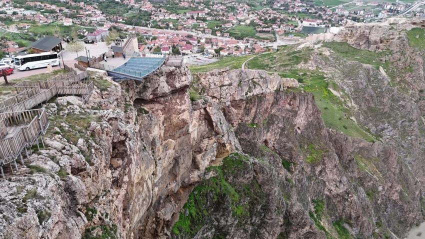 Sivas'ın köyünde 243 metre yüksekliğe açıldı! Adımını atanalar kabusu yaşıyor