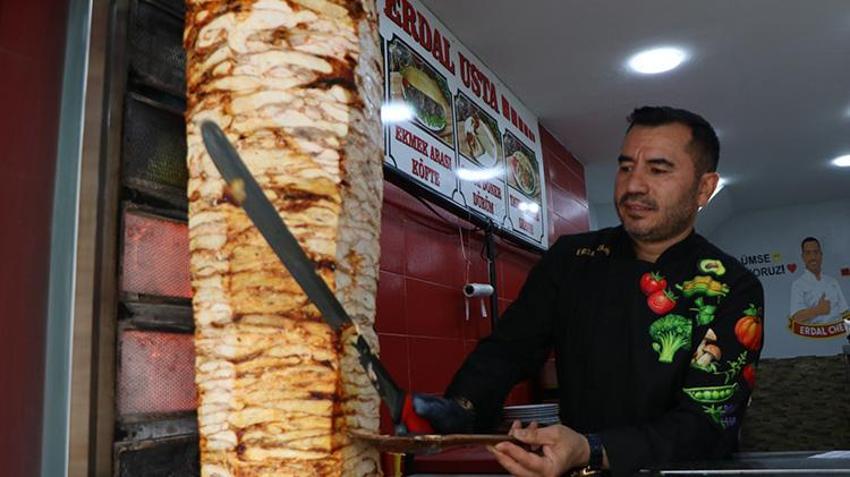 Bedensel engelli çocuktan etkilendi; işletmesinde ücretsiz yemek projesi başlattı