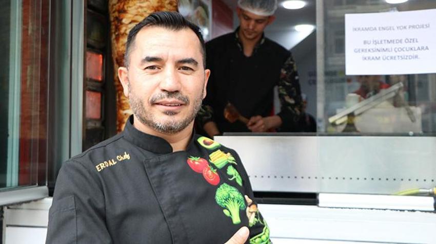 Bedensel engelli çocuktan etkilendi; işletmesinde ücretsiz yemek projesi başlattı