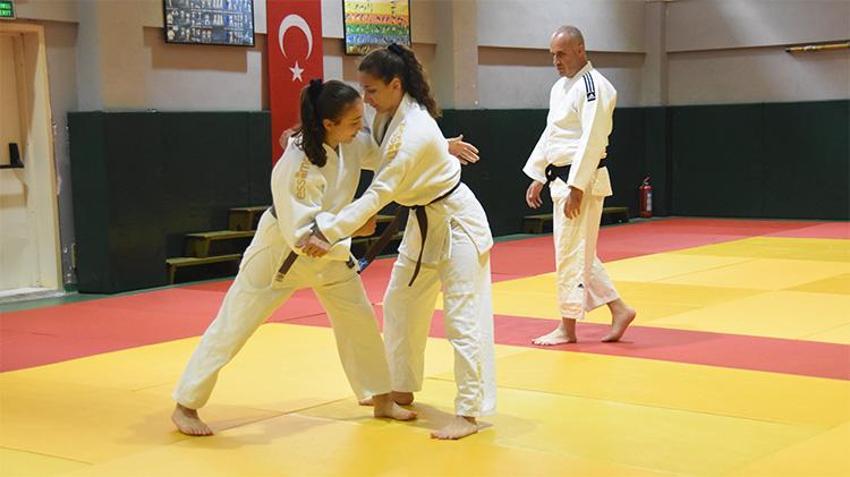 Tokalaşmayla başlayan öyküsü altına dönüştü! Bursa'nın gururu oldular