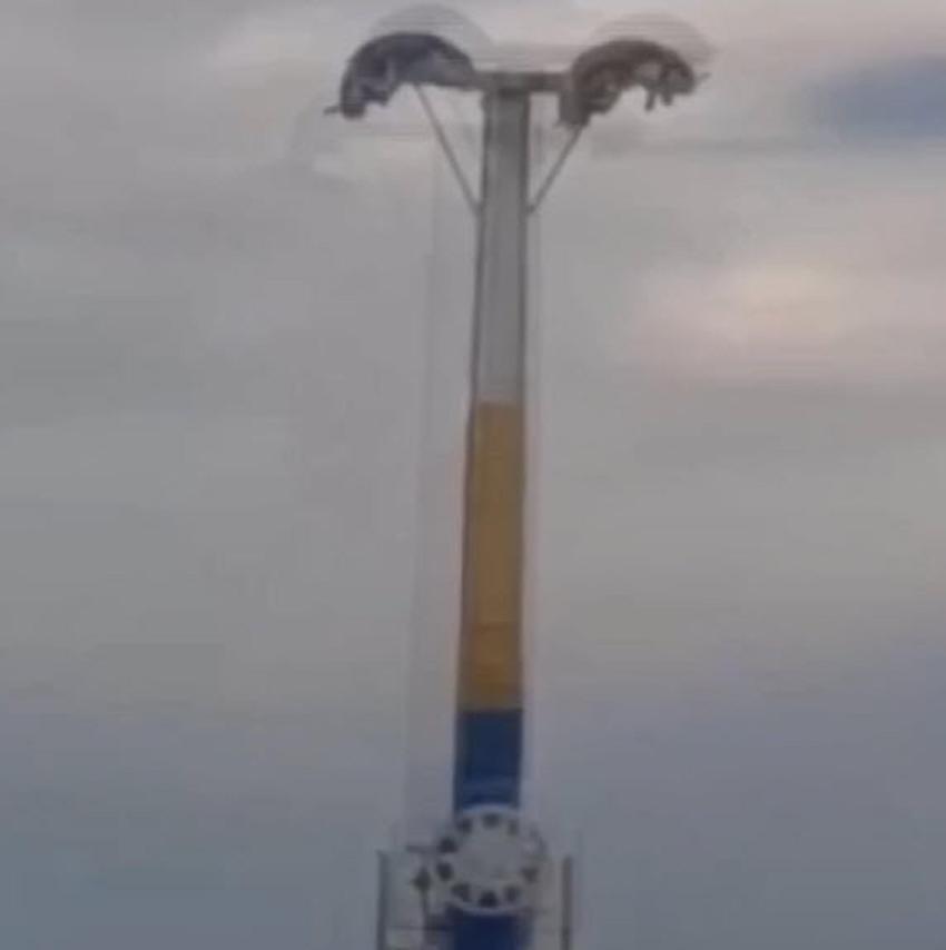 Lunaparkta dehşet anları! Arızalanan oyuncakta baş aşağı mahsur kaldılar