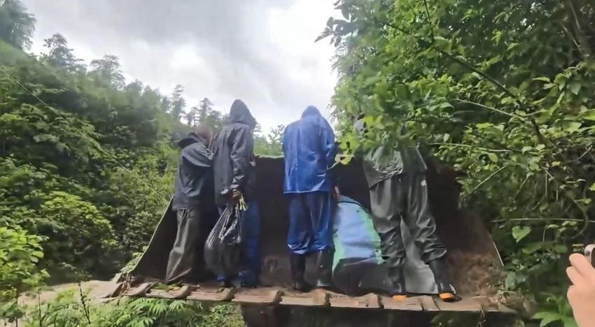 Hopa'da taşan dere 4 çay işçisini mahsur bıraktı, imdatlarına ekipler yetişti