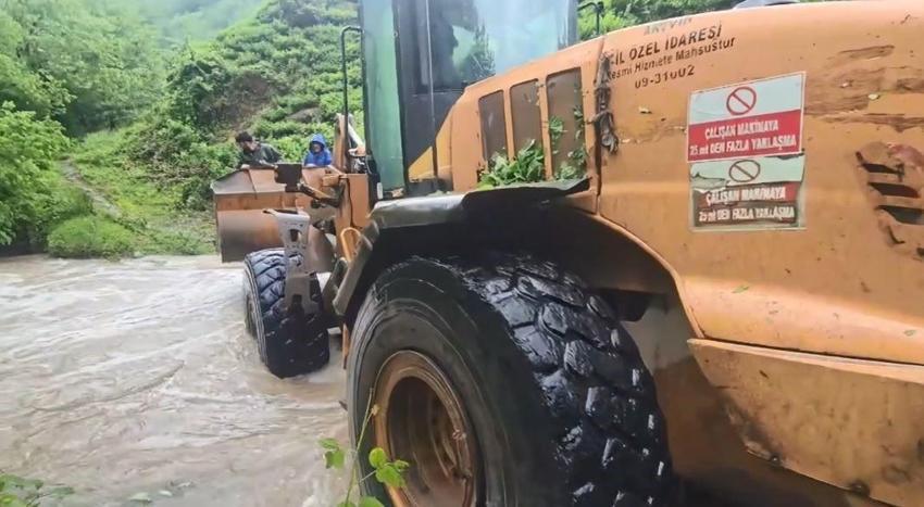 Hopa'da taşan dere 4 çay işçisini mahsur bıraktı, imdatlarına ekipler yetişti