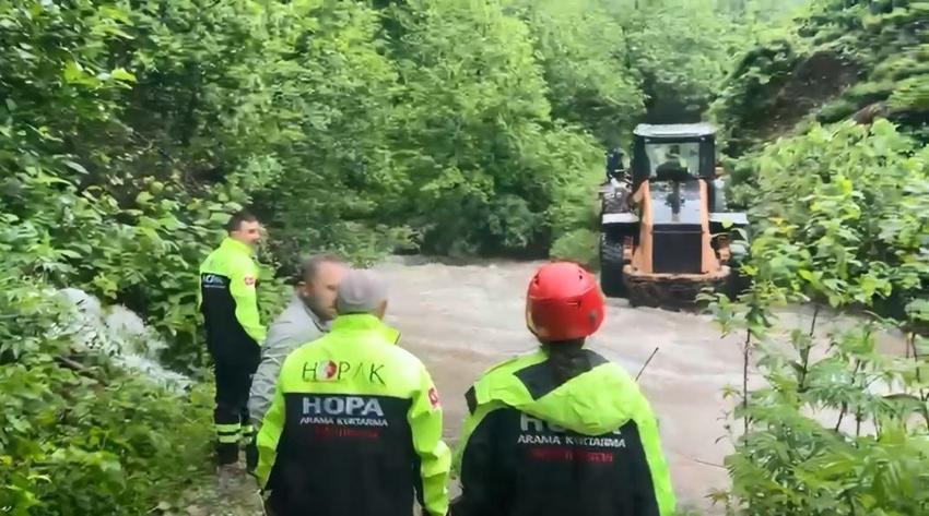 Hopa'da taşan dere 4 çay işçisini mahsur bıraktı, imdatlarına ekipler yetişti