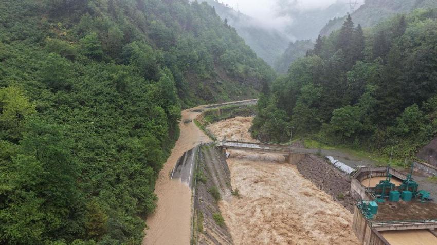 Şiddetli sağanak nedeniyle Giresun'da yol ulaşıma kapatıldı