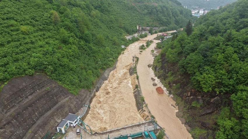 Şiddetli sağanak nedeniyle Giresun'da yol ulaşıma kapatıldı