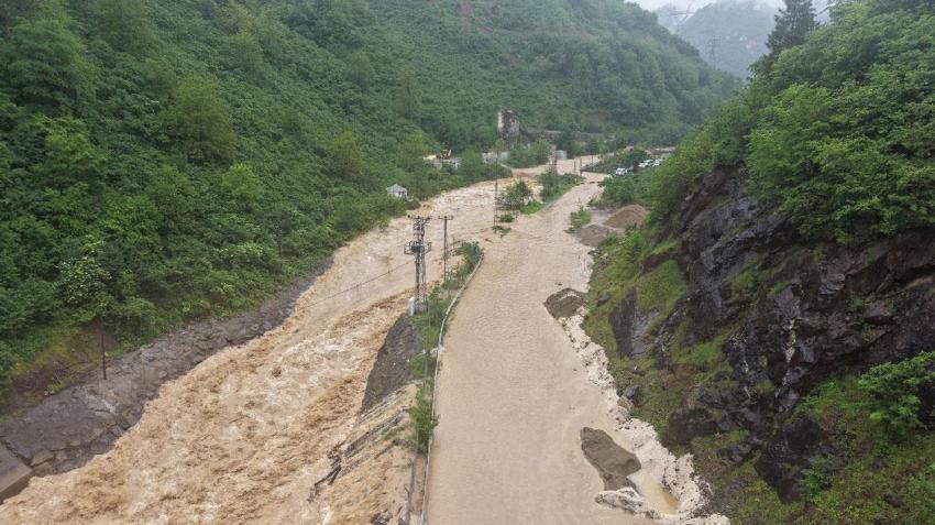 Şiddetli sağanak nedeniyle Giresun'da yol ulaşıma kapatıldı
