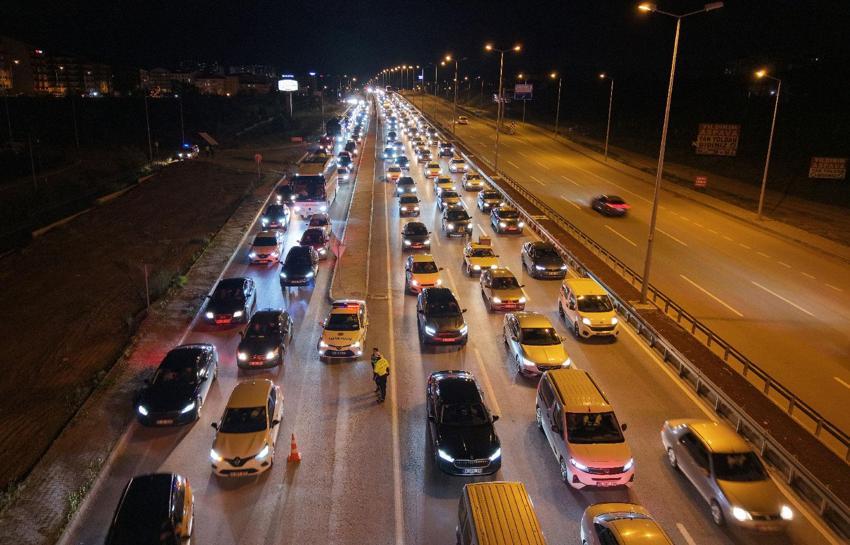 43 ilin bağlantı noktası 'kilit kavşak'ta kilometrelerce kuyruk oluştu
