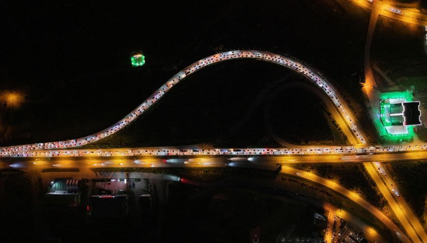 43 ilin bağlantı noktası 'kilit kavşak'ta kilometrelerce kuyruk oluştu