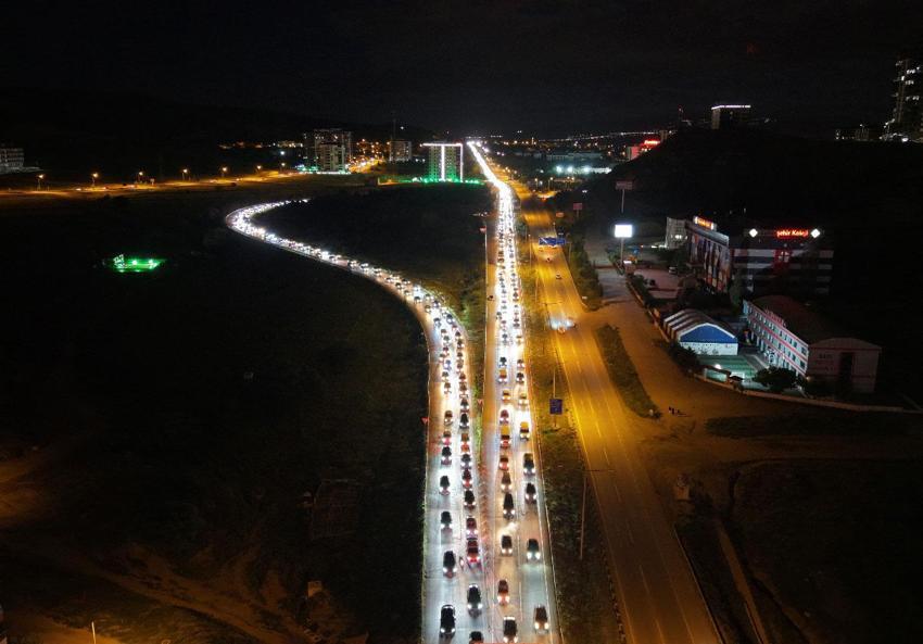 43 ilin bağlantı noktası 'kilit kavşak'ta kilometrelerce kuyruk oluştu
