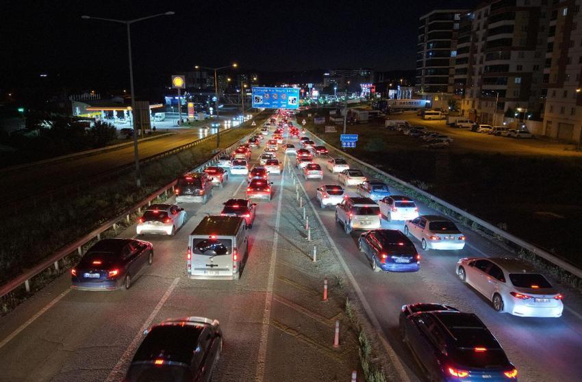 43 ilin bağlantı noktası 'kilit kavşak'ta kilometrelerce kuyruk oluştu