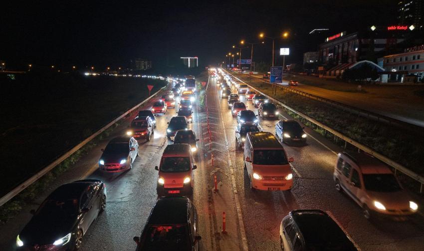 43 ilin bağlantı noktası 'kilit kavşak'ta kilometrelerce kuyruk oluştu