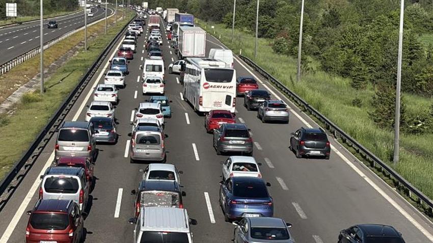 Bayram tatili sonrası dönüş çilesi başladı! Trafik kilit, kilometrelerce araç kuyruğu