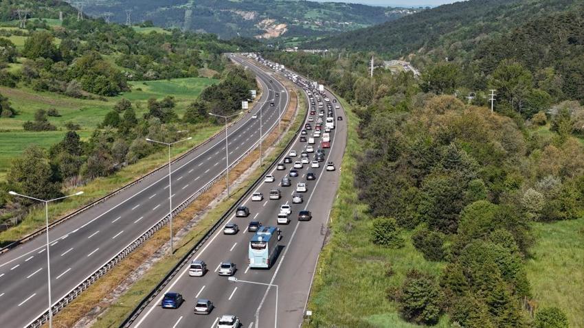 Bayram tatili sonrası dönüş çilesi başladı! Trafik kilit, kilometrelerce araç kuyruğu