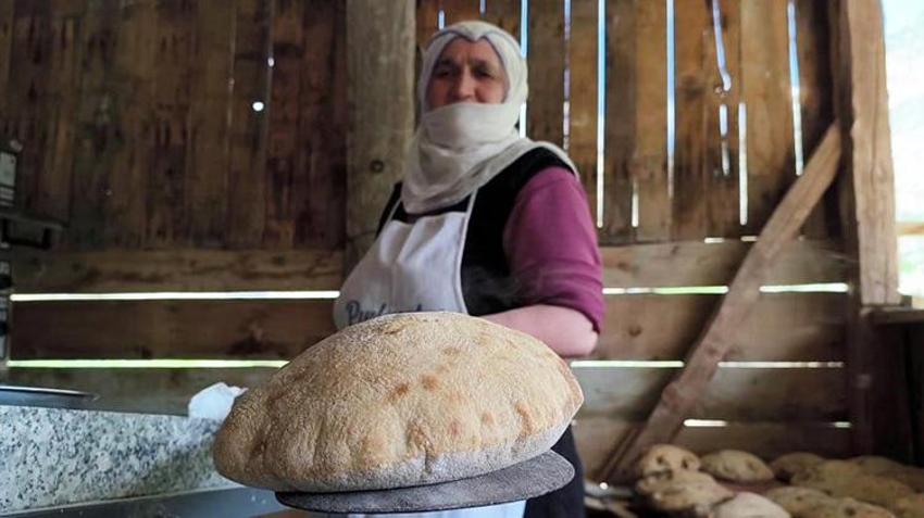 Tortum Şelalesi'nin yanında doğal ekmek mesaisi: Talebe yetişemiyorlar