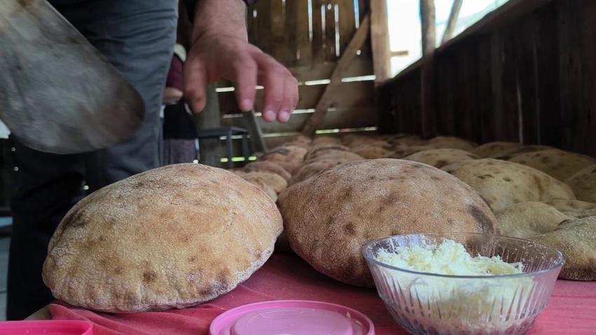 Tortum Şelalesi'nin yanında doğal ekmek mesaisi: Talebe yetişemiyorlar