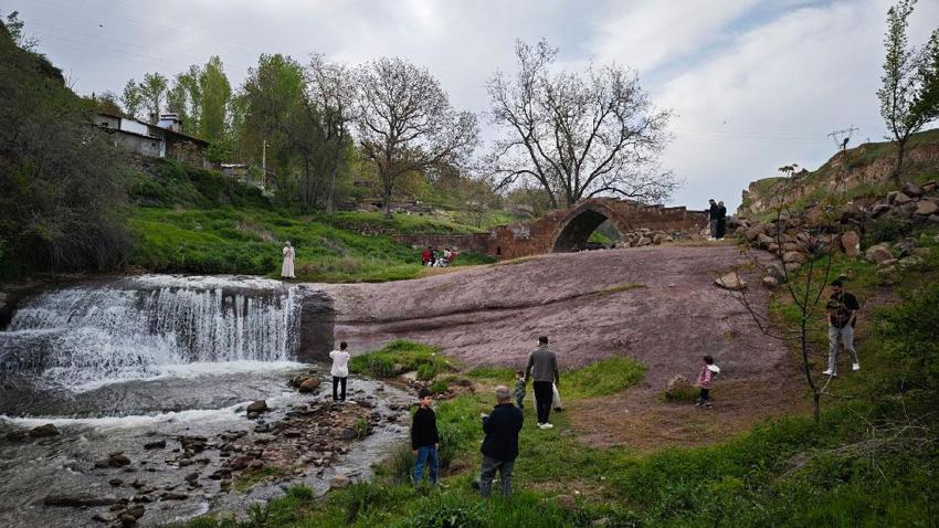 Ahlat’taki tarihi ve doğal güzellikler nefesleri kesti