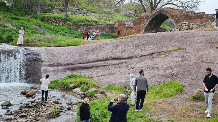 Ahlat’taki tarihi ve doğal güzellikler nefesleri kesti