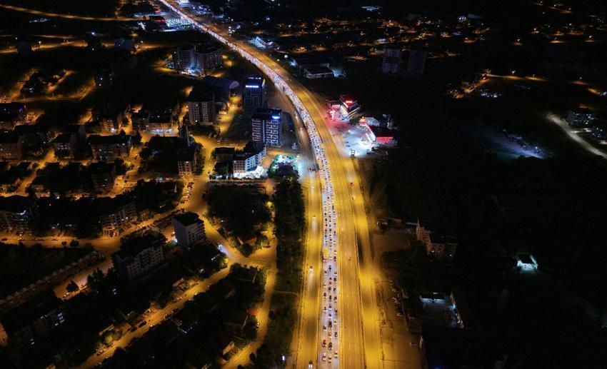 43 ilin geçiş noktası kilitlendi! Tatilciler dönüş yoluna çıktı kilometrelerce kuyruk oluştu