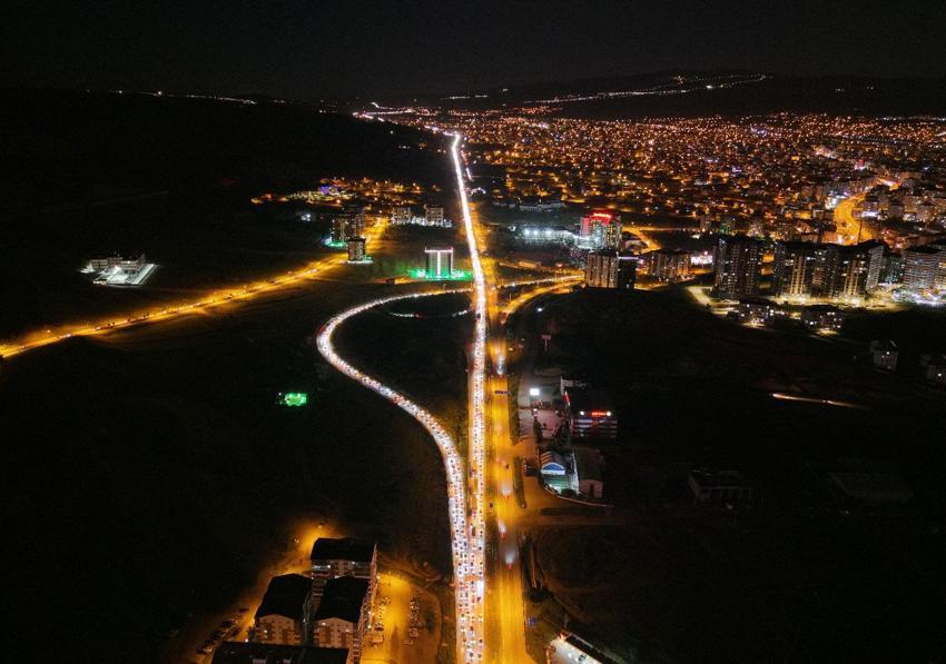 43 ilin geçiş noktası kilitlendi! Tatilciler dönüş yoluna çıktı kilometrelerce kuyruk oluştu