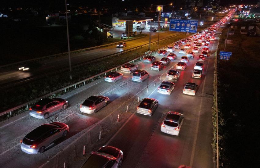 43 ilin geçiş noktası kilitlendi! Tatilciler dönüş yoluna çıktı kilometrelerce kuyruk oluştu