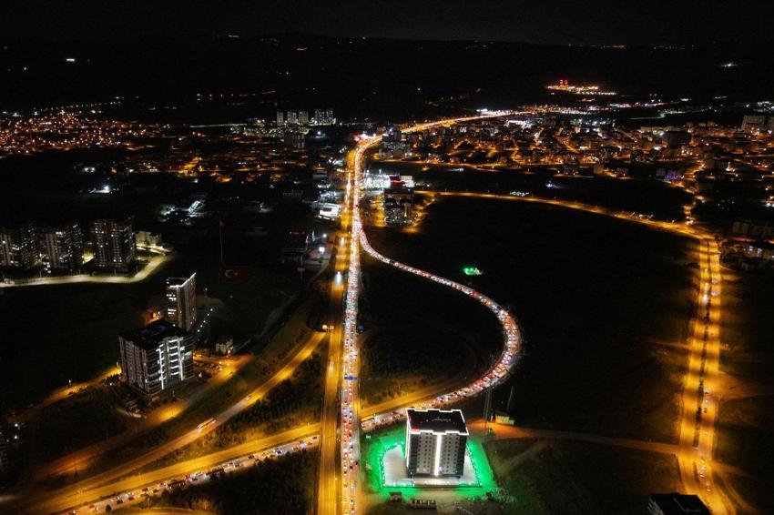 43 ilin geçiş noktası kilitlendi! Tatilciler dönüş yoluna çıktı kilometrelerce kuyruk oluştu